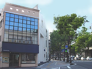 深澤時計店の店舗外観と県庁通り